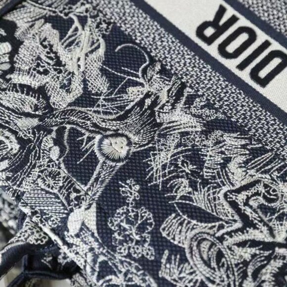 Classic DIOR Bag: A Stylish and Versatile Choice for Elegance - Picture 13 of 15